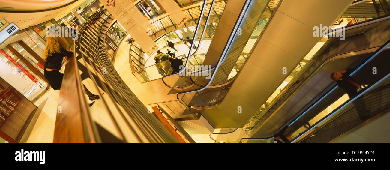 Blick auf Rolltreppen in einem Einkaufszentrum, Stuttgart, Baden-Württemberg, Deutschland Stockfoto