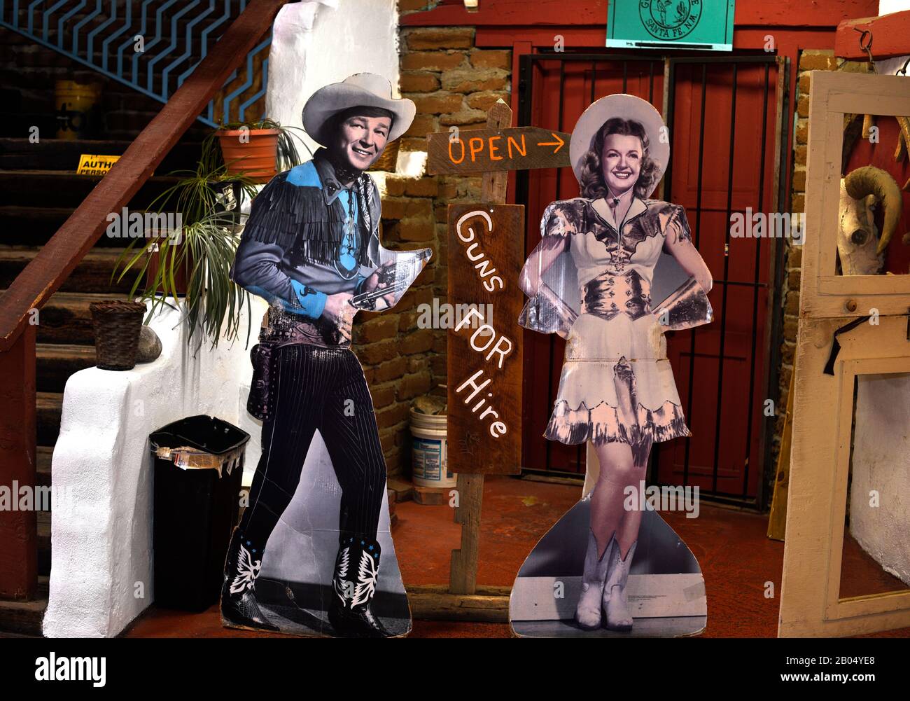 Lebensgroße Pappausschnitte von Roy Rogers und Dale Evans am Eingang zu einem Silberschmied- und Ledergeschäft in Santa Fe, New Mexico. Stockfoto