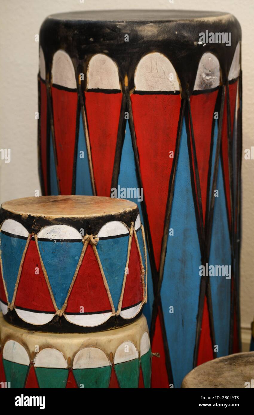Bunte amerikanische Trommeln, die von Handwerkern in Taos Pueblo zum Verkauf in einem Geschäft in Santa Fe, New Mexico, hergestellt wurden. Stockfoto