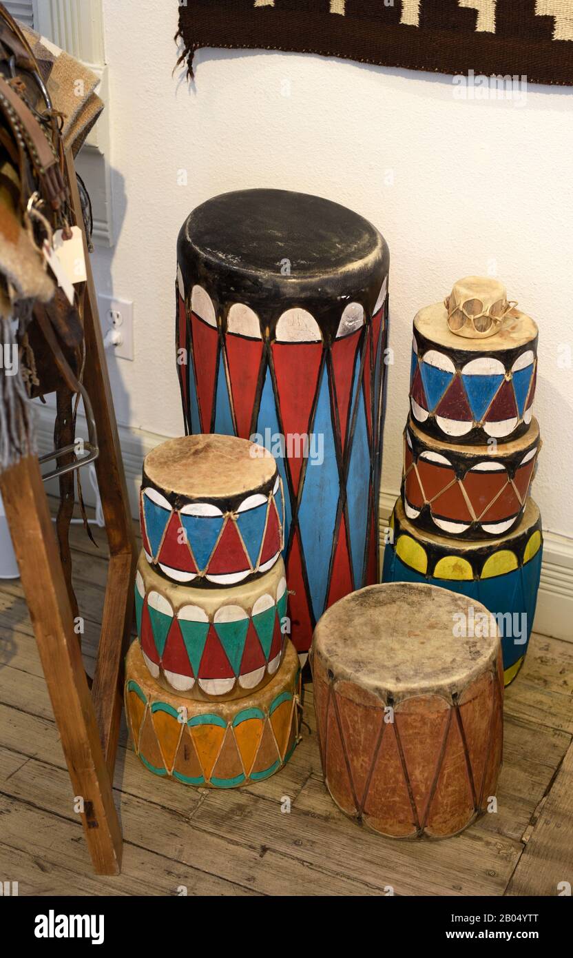 Bunte amerikanische Trommeln, die von Handwerkern in Taos Pueblo zum Verkauf in einem Geschäft in Santa Fe, New Mexico, hergestellt wurden. Stockfoto