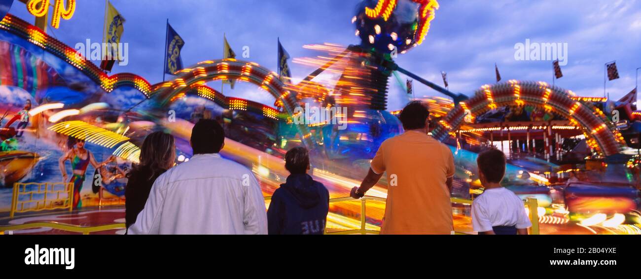 Rückansicht von fünf Personen in einem Vergnügungspark, Stuttgart Beer Festival, Stuttgart, Baden-Württemberg, Deutschland Stockfoto