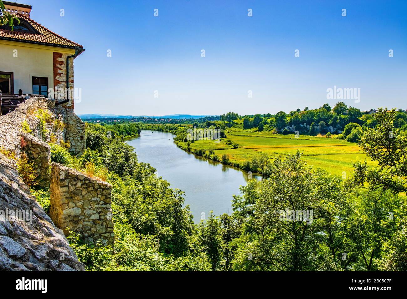 Tyniec, Kleinpolen/Polen - 2019/06/30: Panoramablick auf das Tal der Weichsel unterhalb der mittelalterlichen Benediktion in Tyniec bei Krakow Stockfoto