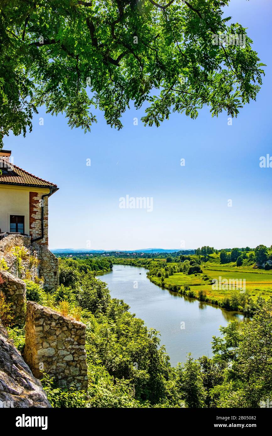 Tyniec, Kleinpolen/Polen - 2019/06/30: Panoramablick auf das Tal der Weichsel unterhalb der mittelalterlichen Benediktion in Tyniec bei Krakow Stockfoto