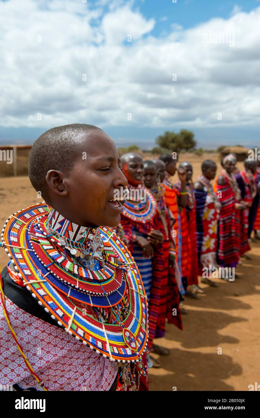 Masai-Frauen, die in einem Masai-Dorf außerhalb des Amboseli-Nationalparks in Kenia einen traditionellen Tanz aufführen. Stockfoto