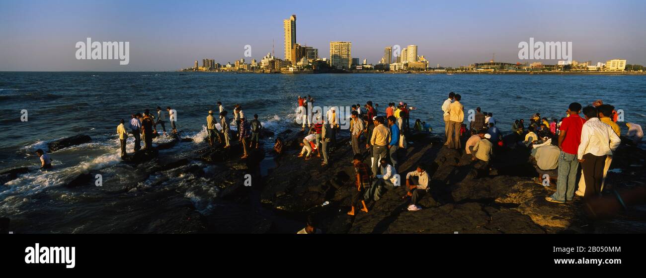 Blick auf eine Gruppe von Touristen am Strand, Mumbai, Maharashtra, Indien Stockfoto
