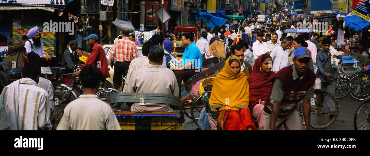 Menge auf dem Markt, Sadar Bazaar, Old Delhi, Delhi, Indien Stockfoto