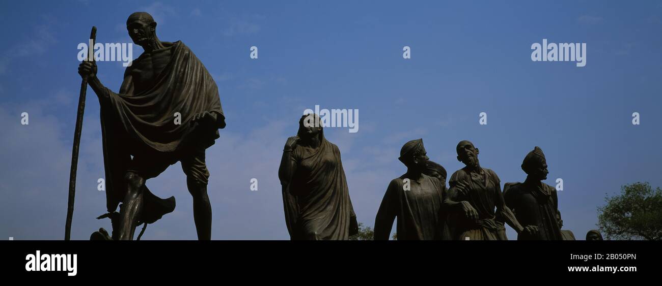 Low Angle View von Statuen symbolisiert historischen indischen Protest gegen die Salzsteuer handeln von der britischen Regierung verhängte, Salz Satyagraha, Neu Delhi, Indien Stockfoto