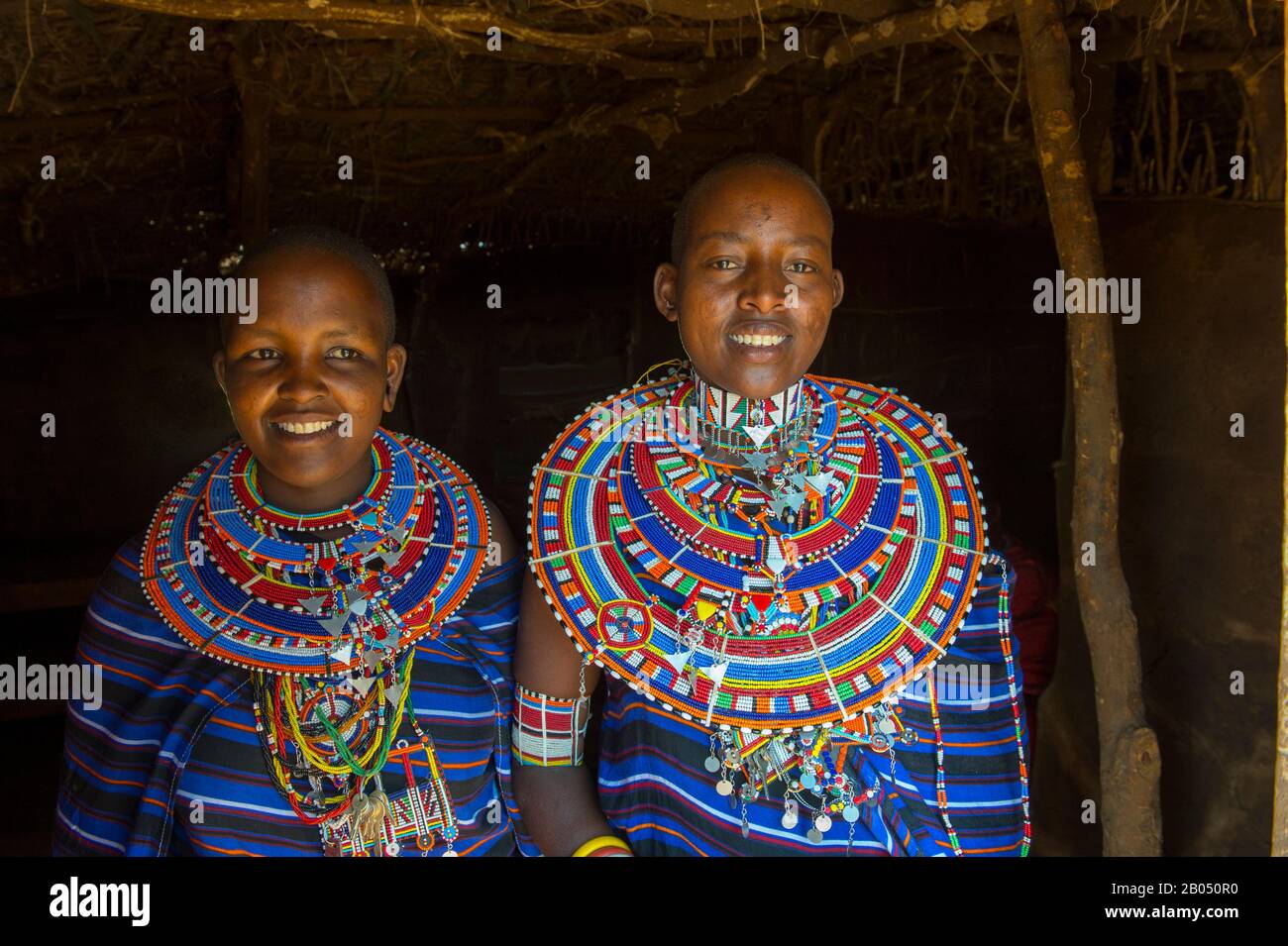 Porträt einer Masai-Frau mit Glasperlenschmuck in einem Masai-Dorf außerhalb des Amboseli-Nationalparks in Kenia. Stockfoto