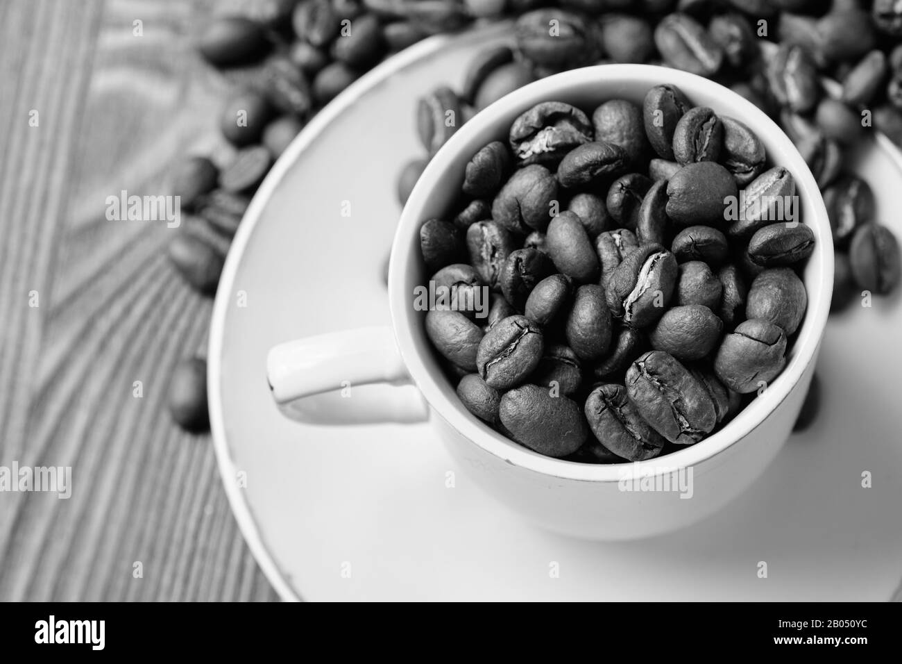 Schwarzweiß-Farbton. Eine Espresso-Tasse mit Kaffeebohnen. Nahaufnahme. Stockfoto