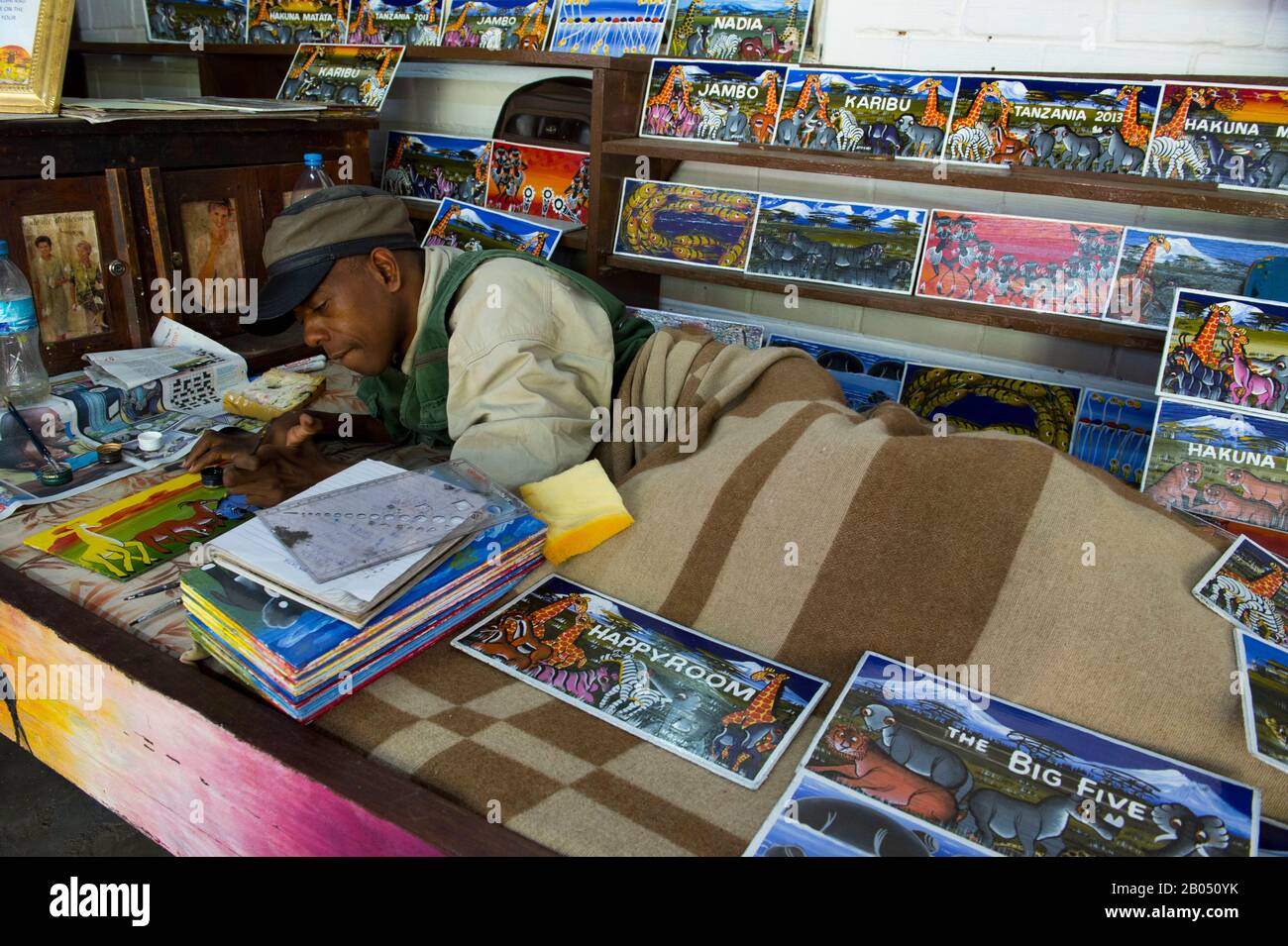 Behinderten-Gemälde für den Großhandels- und Endkundenmarkt im Shanga-Haus in Arusha, Tansania. Stockfoto