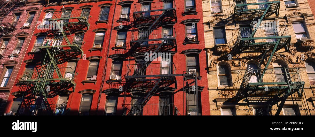 Ein geringer Blick auf das Feuer entweicht auf Gebäude, Little Italy, Manhattan, New York City, New York State, USA Stockfoto