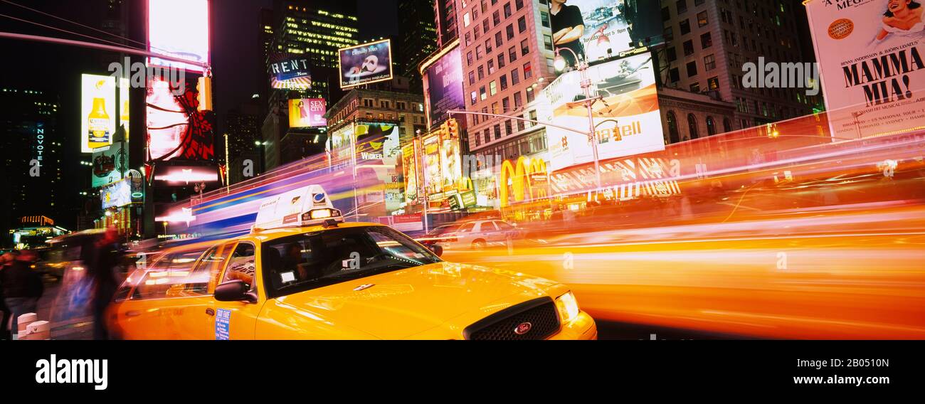 Gelbes Taxi auf der Straße, Times Square, Manhattan, New York City, New York State, USA Stockfoto
