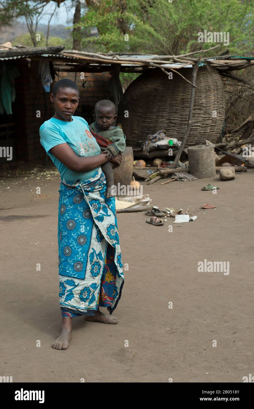 Frau mit Kind vor ihrer Hütte in der Nähe des Manyara-Sees in Tansania. Stockfoto
