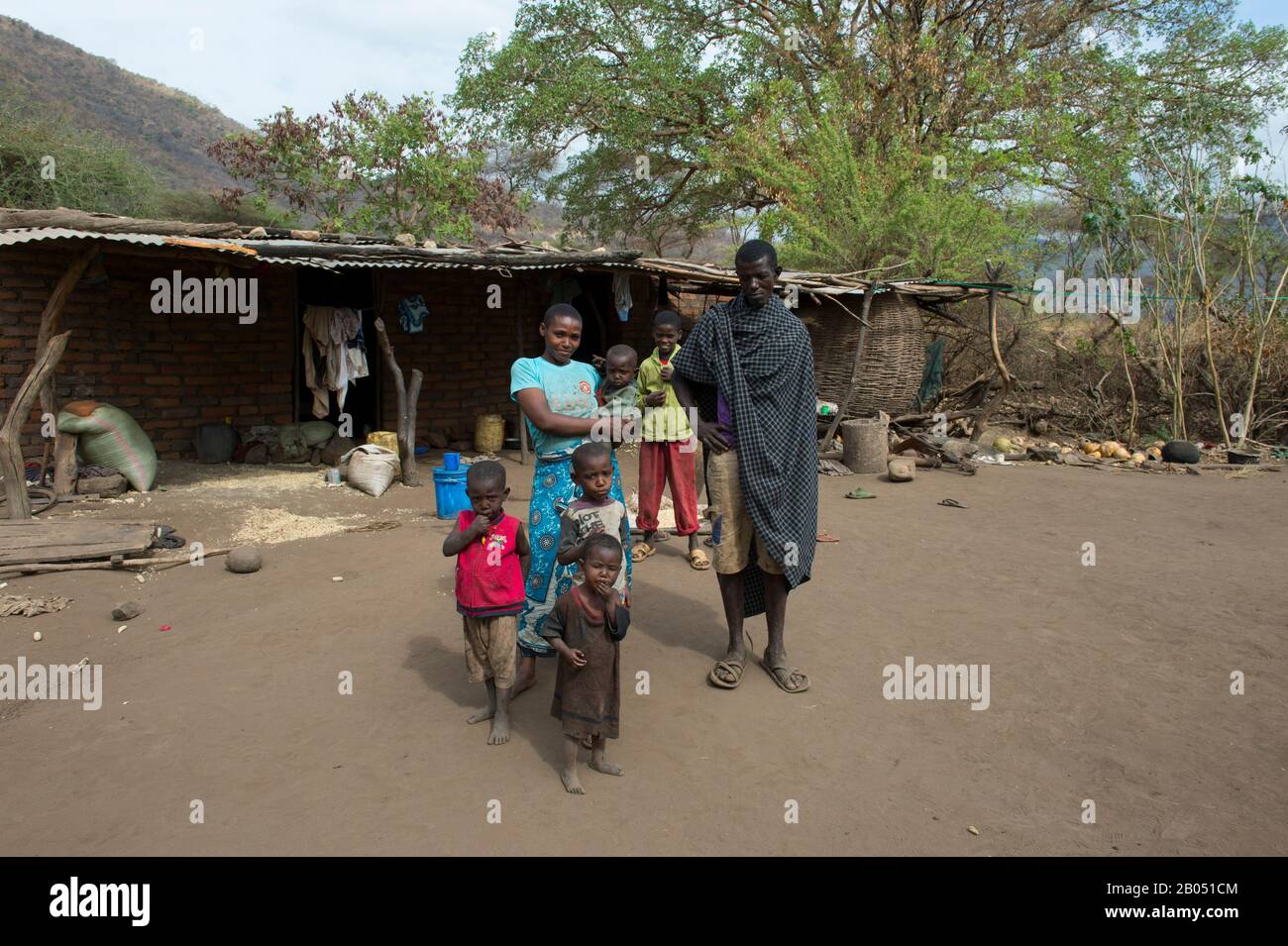 Familie vor ihrer Hütte in der Nähe des Manyara-Sees in Tansania. Stockfoto