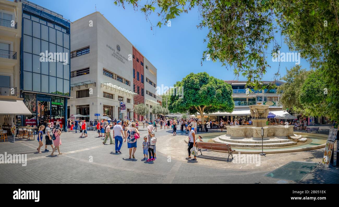 Heraklion, CRETE, GRIECHENLAND - 08. JULI 2019: Lions-Platz, Fontana Morosini die Löwen im Zentrum von Heraklion Stockfoto