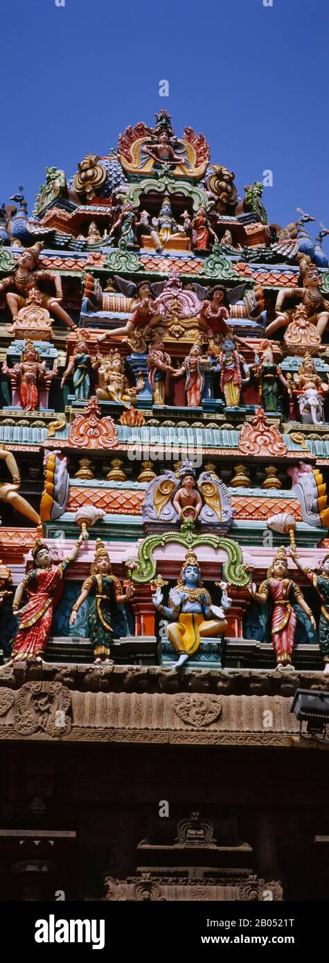 Blick auf die Statuen hinduistischer Götter auf dem Dach eines Tempels, Arulmigu-Kapaleeswarar-Tempel, Chennai, Tamil Nadu, Indien Stockfoto