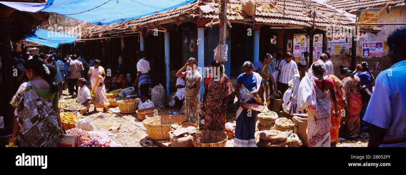 Gruppe von Menschen auf einem Gemüsemarkt, Tamil Nadu, Indien Stockfoto