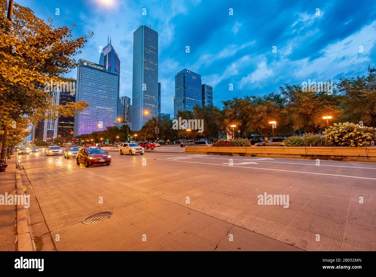 Chicago, ILLINOIS/VEREINIGTE STAATEN VON AMERIKA - 01. SEPTEMBER 2018: Straßenansicht von Chicago in bei Nacht. Stockfoto