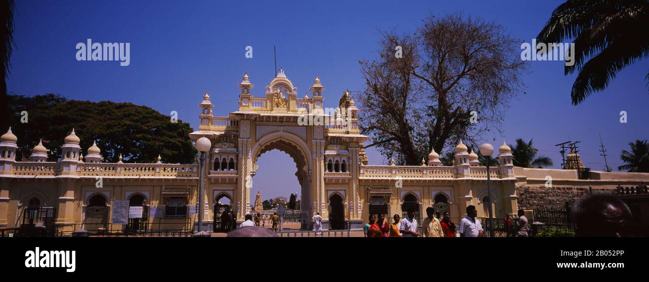 Gruppe von Menschen in einem Palast, Mysore Palace, Mysore, Karnataka, Indien Stockfoto