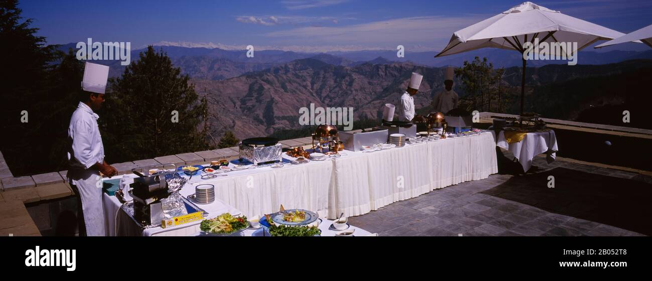 Zwei Köche bereiten ein Mittagsbuffet auf der Terrasse eines Restaurants vor, Shimla, Himachal Pradesh, Indien Stockfoto