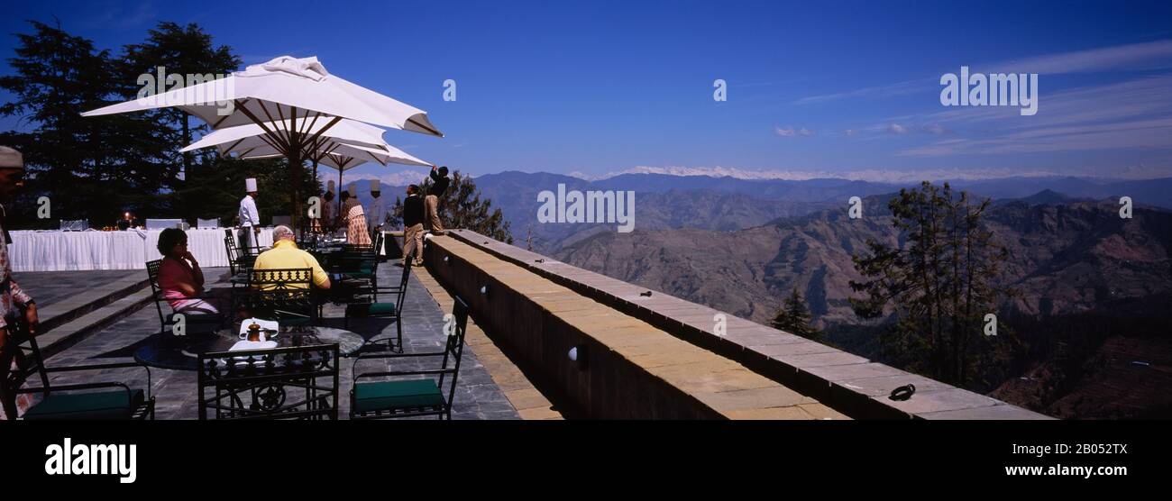 Gruppe von Leuten auf der Terrasse eines Restaurants, Wildflower Hall, Shimla, Himachal Pradesh, Indien Stockfoto