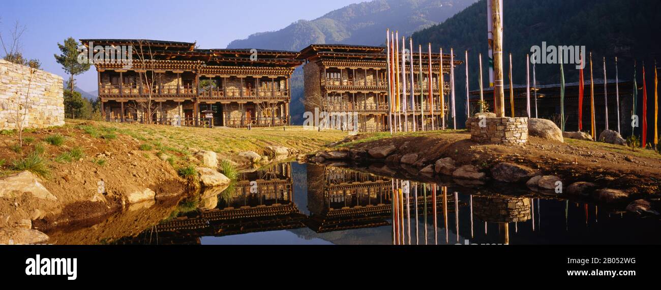 Spiegelbild eines Hotels im Wasser, Zhiwaling Hotel, Paro, Bhutan Stockfoto