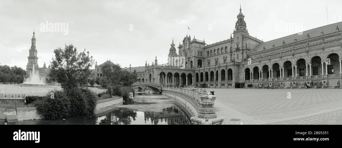 Brunnen vor einem Gebäude, Plaza De Espana, Sevilla, Provinz Sevilla, Andalusien, Spanien Stockfoto