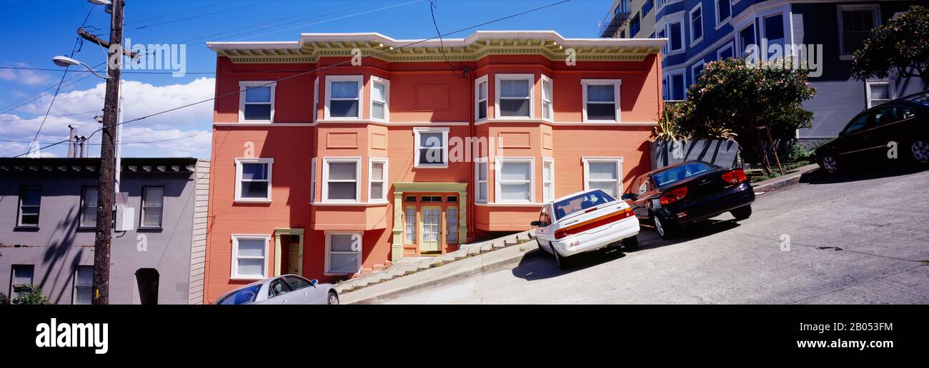 Autos parkten auf einer steilen Straße, San Francisco, Kalifornien, USA Stockfoto