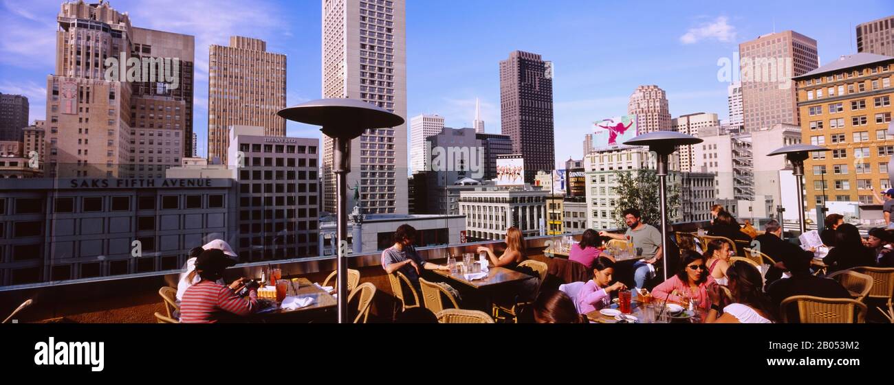Eine Gruppe von Leuten, die in einem Restaurant, Union Square, San Francisco, Kalifornien, USA sitzen Stockfoto