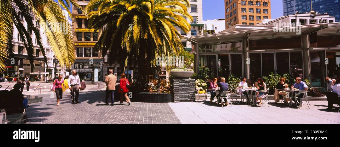 Eine Gruppe von Menschen auf einem Stadtplatz, Union Square, San Francisco, Kalifornien, USA Stockfoto