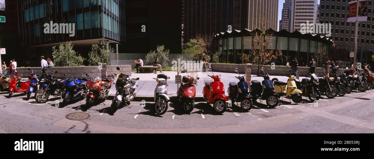 Roller und Motorräder parkten auf einer Straße, San Francisco, Kalifornien, USA Stockfoto