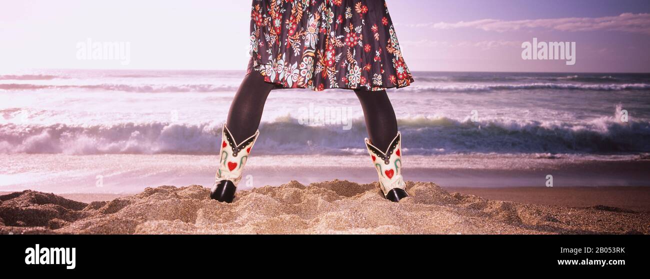 Blick auf eine Frau in Cowboystiefeln am Strand, Point Reyes National Seashore, Kalifornien, USA Stockfoto