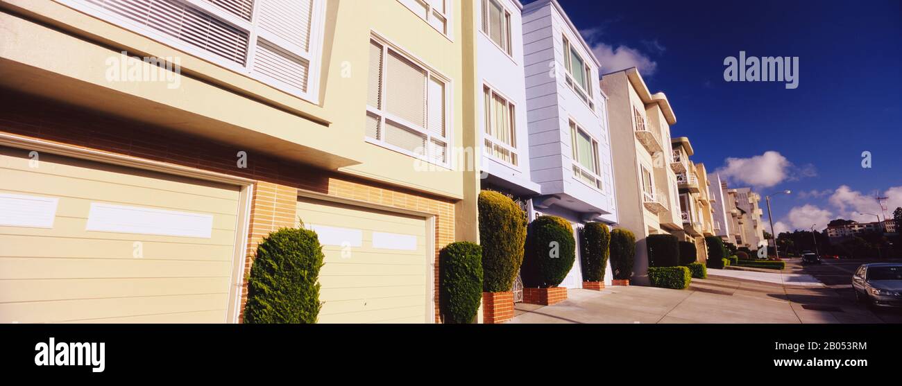 Häuser entlang einer Straße, San Francisco, Kalifornien, USA Stockfoto