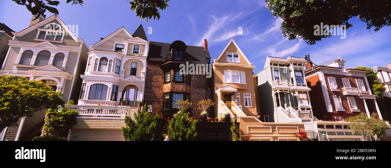 Blick in den unteren Winkel der Häuser in einer Reihe, Presidio Heights, San Francisco, Kalifornien, USA Stockfoto