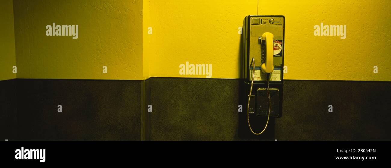 Pay-Telefon an einer Wand montiert, San Francisco, Kalifornien, USA Stockfoto