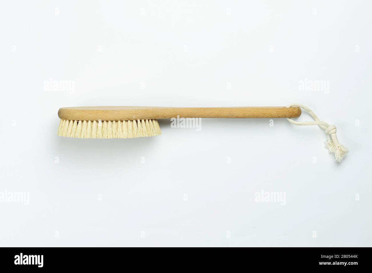Holzbürste für körpertrockene Massage. Trockene Zellulitiebürste aus Holz für Körper- und Fußmassage. Nahbürste auf weißem Hintergrund Stockfoto