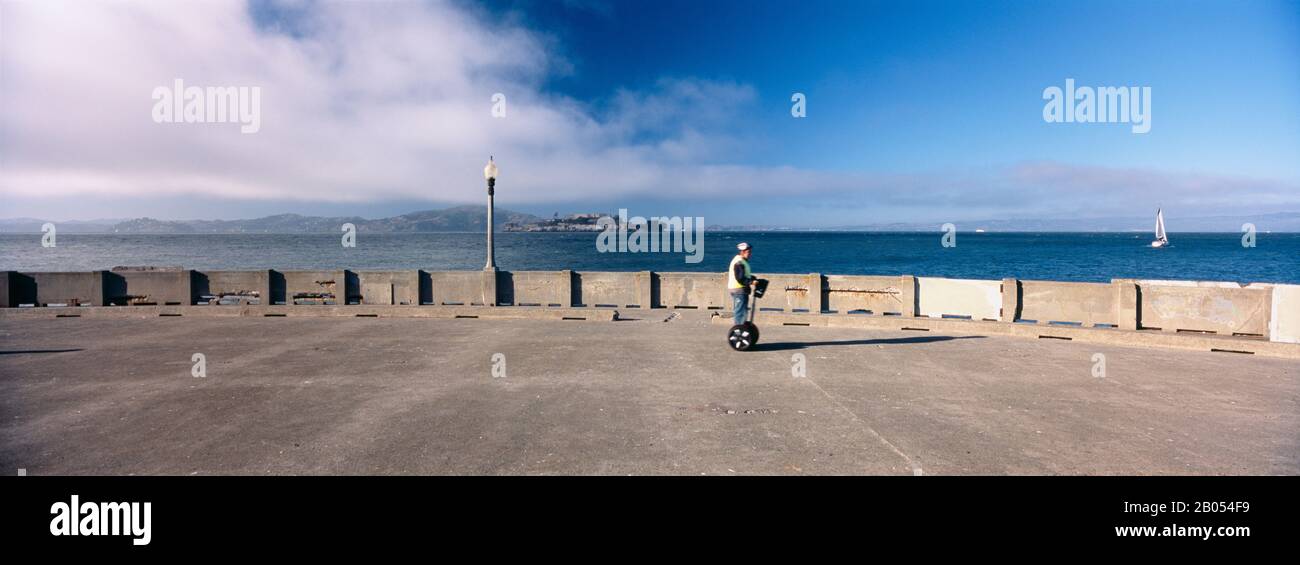 Seitenprofil einer Person, die auf einem segway, Alcatraz Island, San Francisco, Kalifornien, USA reitet Stockfoto
