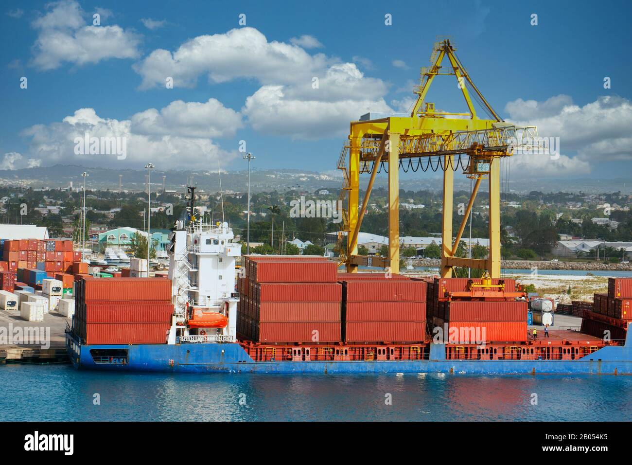 Kran- und Frachtcontainer auf dem Versand-Dock Stockfoto