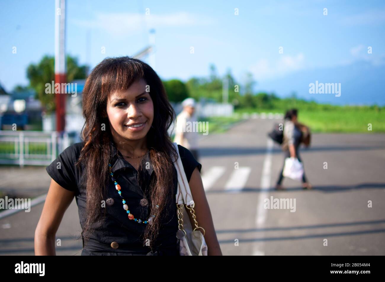 Ankunft am Flughafen Manokwari. Manokwari ist die Hauptstadt von Occidental Papua. Die junge Frau stammt aus Papoua, lebt aber in Jakarta, so dass sie wie Mode aussah, das ich Stockfoto