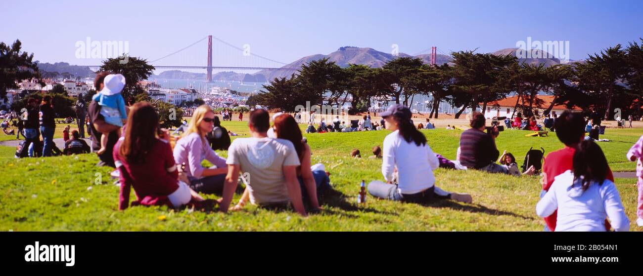 Eine Gruppe von Menschen, die in einem Park sitzen, Fort Mason, San Francisco, Kalifornien, USA Stockfoto