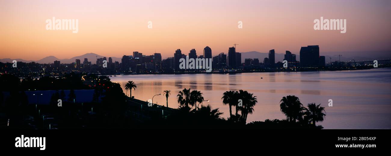 Silhouette von Gebäuden am Wasser, San Diego, San Diego Bay, San Diego County, Kalifornien, USA Stockfoto