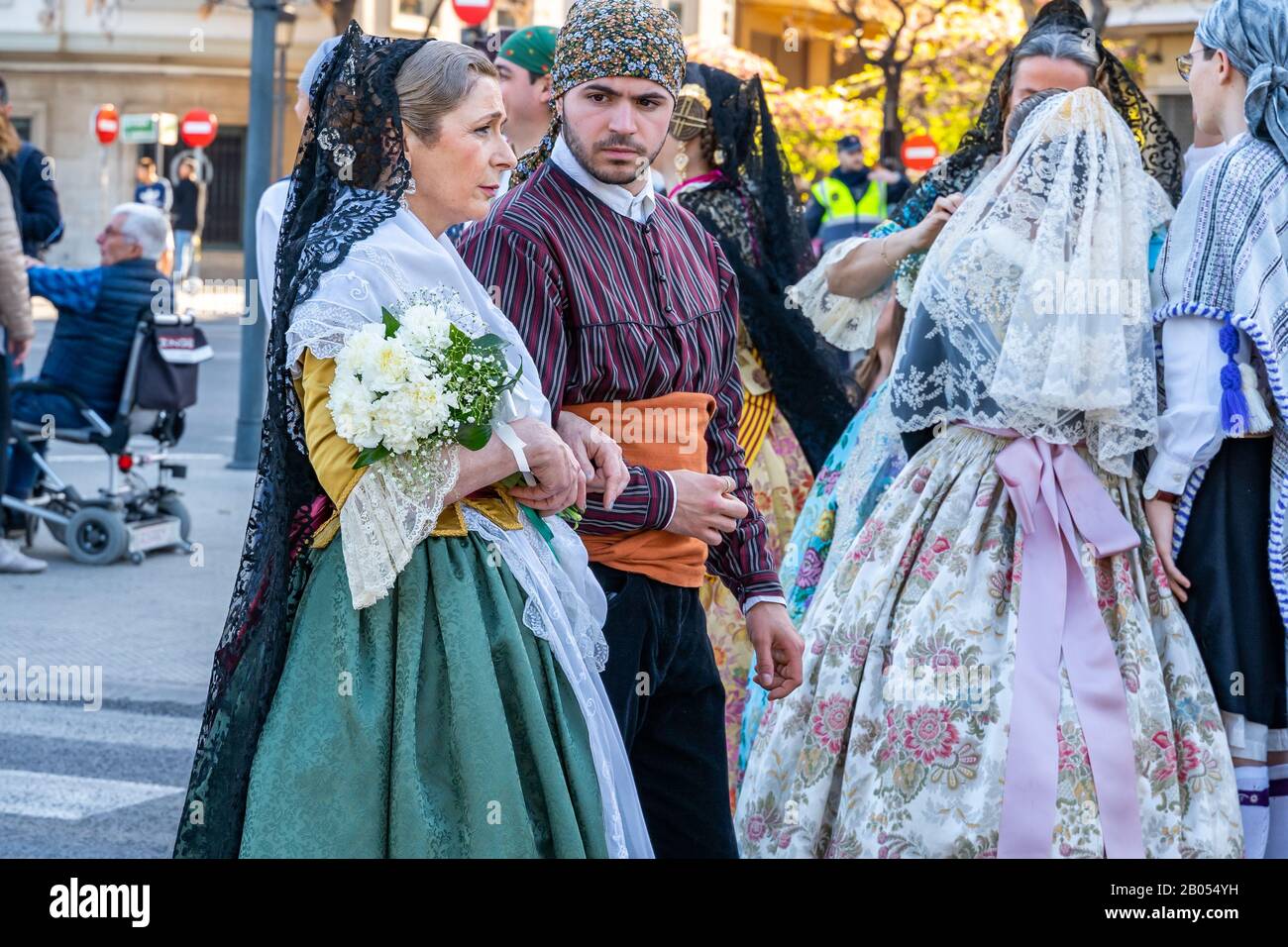 Valencia, Spanien, 18. März 2019. Valencianisches Festival von Fallas. Festzug im Zentrum der Stadt. Frauen Falleras aus Valencia. Stockfoto