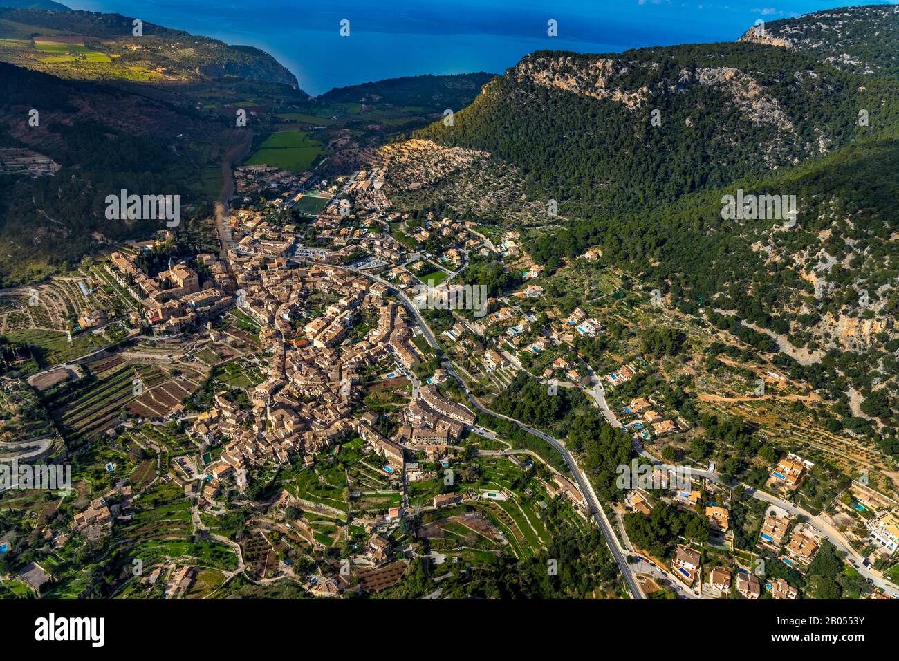 Luftbild, Blick auf das Dorf, Altstadt, Valldemossa, Mallorca, Balearen, Spanien, Europa, Wald, Església de Sant Bartomeu, Espana, Frederic Chopi Stockfoto