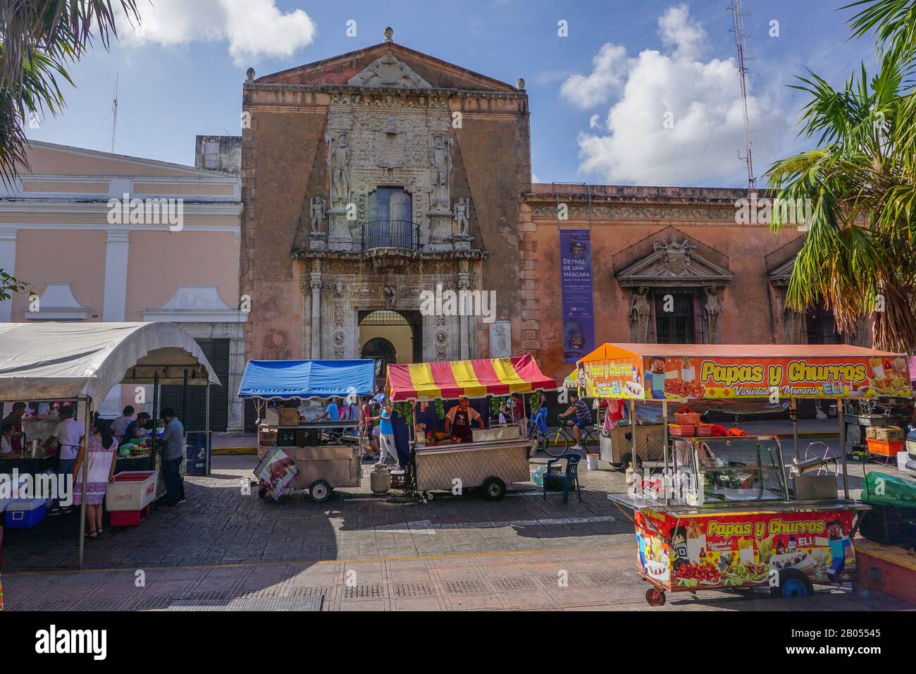 Merida, Yucatan, Mexiko: Händler auf der Plaza Grande, außerhalb der Casa de Montejo, an einem Sonntag in Merida. Stockfoto