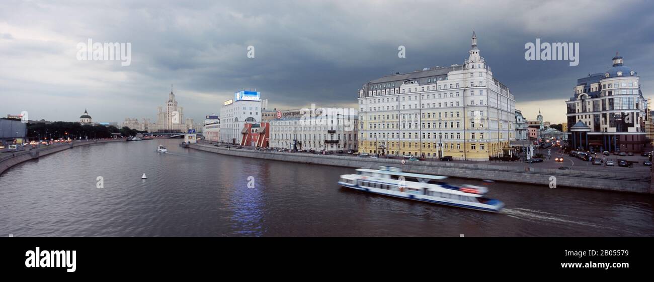Passagierschiff in einem Fluss, Moskwa, Moskau, Russland Stockfoto