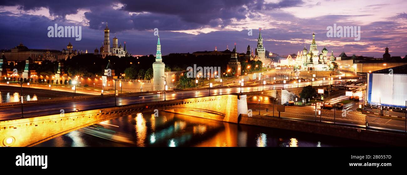 Die Stadt leuchtete nachts auf, am Roten Platz, im Kreml, in Moskau, Russland Stockfoto