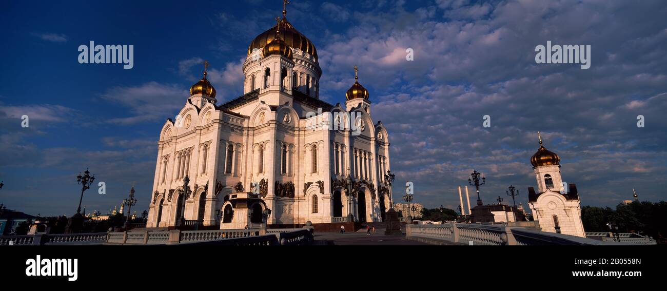 Niedriger Blickwinkel auf eine Kathedrale, die Christ-Erlöser-Kathedrale, Moskau, Russland Stockfoto