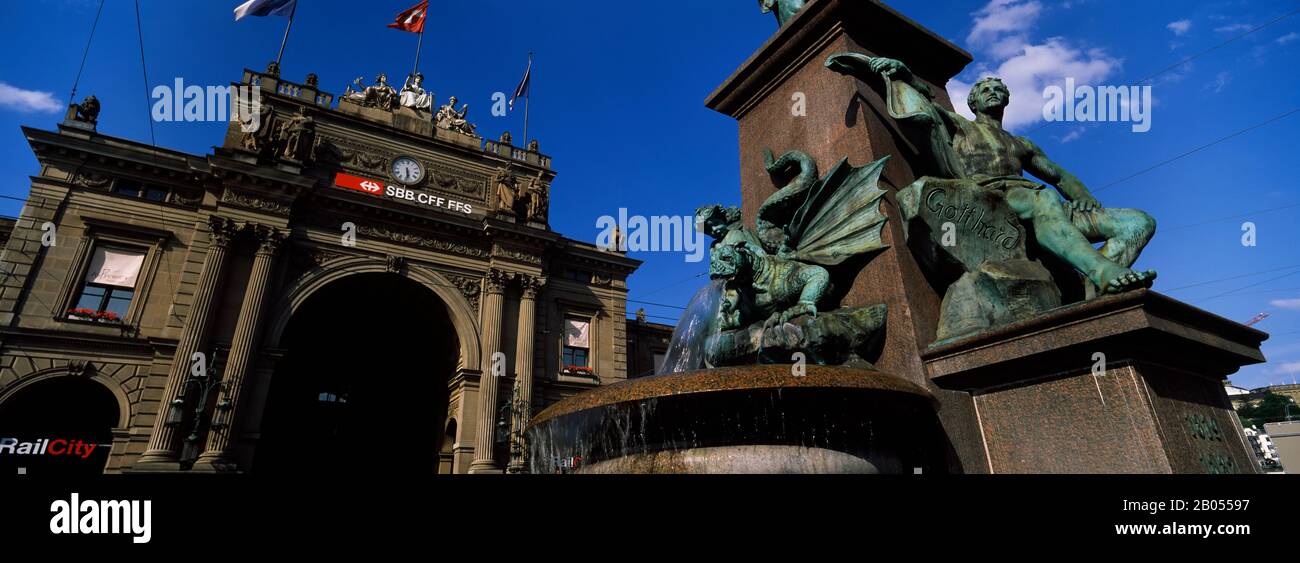 Niedrige Sicht auf die Statuen vor einem Gebäude, Hauptbahnhof, Zürich, Schweiz Stockfoto