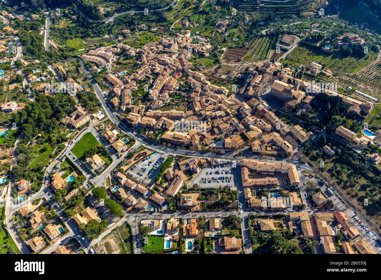 Luftbild, Dorfblick, Altstadt, Valldemossa, Mallorca, Balearen, Spanien, Europa, Església de Sant Bartomeu, Espana, Frederic Chopin und Ge Stockfoto