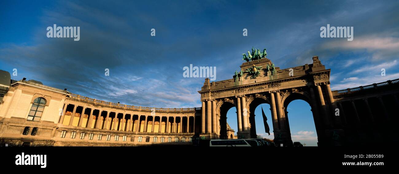 Niedriger Blick auf einen Triumphbogen, Palais Du Cinquantenaire, Brüssel, Belgien Stockfoto